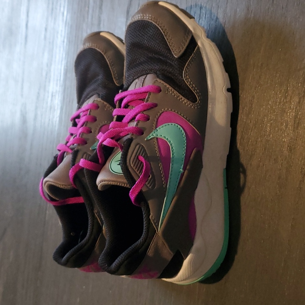 Nike Size 5Y girls tennis shoes - Picture 2 of 4